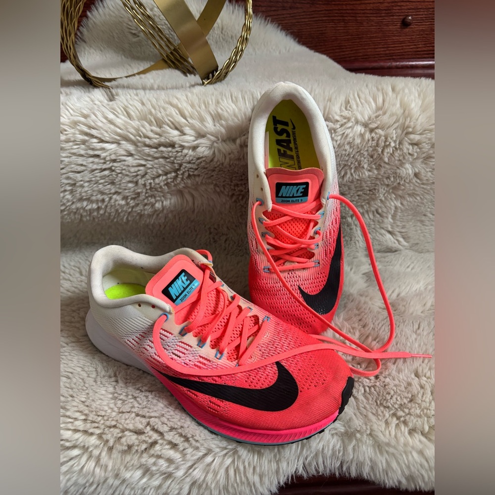 NIKE Zoom Elite 9 Running Shoes in Like New Condition 
Size Women’s US 9